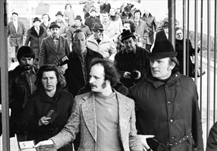 The shift change at the Opel factory gate in Bochum on 29.1.1975, Germany, Europe