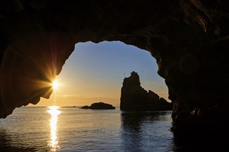 Grotta del Camello, morning light, boat tour, sunrise, sun as star, backlight, Marettimo, Egadi