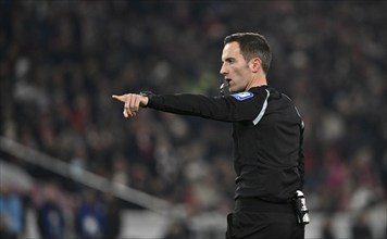 Referee Referee Benjamin Brand, gesture, gesture, DFB Cup, MHPArena, MHP Arena Stuttgart,