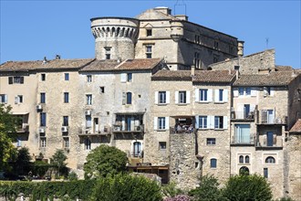 Old town with Renaissance castle, Gordes, Vaucluse, Provence-Alpes-Cote dAzur, Provence, South