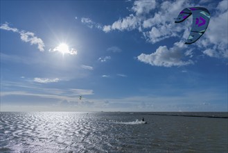 Kitesurfing on the North Sea, Lüttmoorsiel, Reußenköge, on the horizon Hallig Nordstrandischmoor,