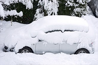 Car, passenger car, snowed in on car park, fresh snow, heavy snowfall, snow masses, snow chaos,