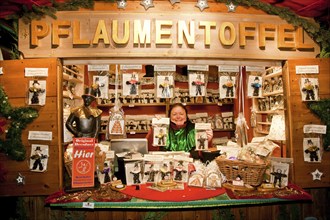 Plum potato seller at the Striezelmarkt