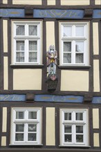 Half-timbered house with figure at the death house of Doktor Eisenbart and four windows, Hann.