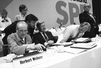 Election party conference of the SPD on 09.06.1980 in Essen. HJerbert Wehner, Helmut Schmidt, Willy