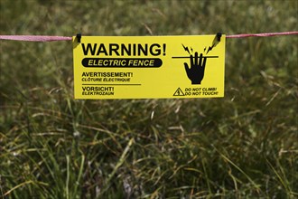 Sign, warning of electric fence, cattle pasture, Puez-Odle nature Park, Seceda, Trentino, South