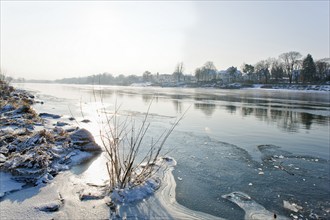 Winter on the Elbe, between Dresden Blasewitz and Loschwitz