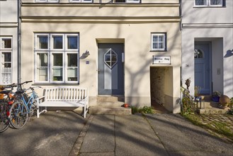 Entrance area of a historic house with door, bench, Peterlens Gang, Gängeviertel, street An der