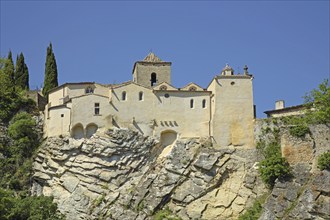 Mountain village, rocks, rock face and houses, cliff, Vaison-la-Romaine, Vaucluse, Provence,