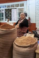 Vendor selling spices, market stall, Uzgen Bazaar, Ösgön, Osh region, Kyrgyzstan, Asia