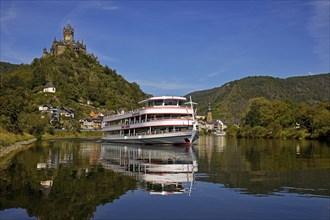 Passenger boat on the Moselle with Reichsburg Castle, Cochem, Rhineland-Palatinate, Germany, Europe