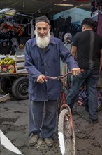 Old traditional man, market stall, Uzgen Bazaar, Ösgön, Osh region, Kyrgyzstan, Asia