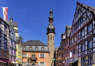 Market square with town hall, half-timbered houses and tower of the parish church of St. Martin,