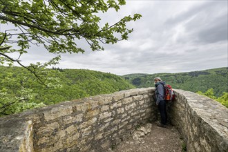 Woman with rucksack, Ruine Reußenstein, Swabian Alb, Baden-Württemberg, Germany, Europe