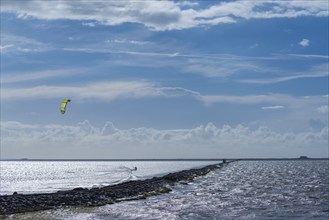 Kitesurfing on the North Sea, Lüttmoorsiel, Reußenköge, on the horizon Hallig Nordstrandischmoor,