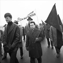 With black flags, miners of the Bismarck colliery and their relatives demonstrated against the