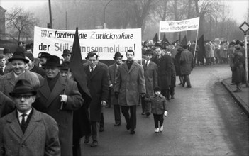 With black flags, miners of the Bismarck colliery and their relatives demonstrated against the