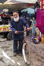 Old traditional man, market stall, Uzgen Bazaar, Ösgön, Osh region, Kyrgyzstan, Asia