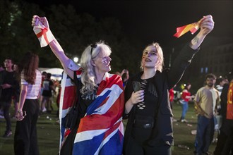 Cathreen (born in England and fan of the English team) together with her daughter Jamie (living in