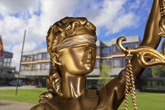 Symbolic image: Close-up of a Justitia, in the background the Federal Constitutional Court in