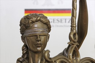 Close-up of a Justitia in front of the German constitution