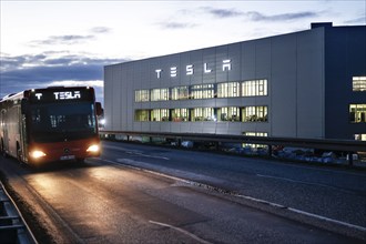 The Tesla bus drives past the battery factory of the Tesla plant, Grünheide, 13.01.2023