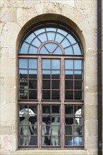 From behind sculptures, male figures, cast collection in the window from the outside, plaster