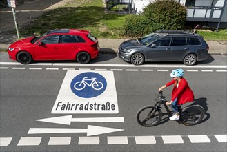 Bicycle road, cyclists have priority over car traffic, new cycle routes through Essen, here in the