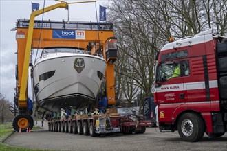 Craning the €6.3 million Sunseeker 88Y motor yacht, weighing 82 tonnes, in preparation for the