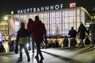 Cologne main station, station forecourt, evening, passers-by on their way, to, from the station,