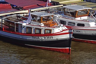 Europe, Germany, Hamburg, Elbe, Launches for harbour cruises at St. Pauli Landungsbrücken, Europe