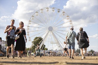 Festival visitors in front of the Ferris wheel at the Highfield Festival on Saturday, Störmthaler