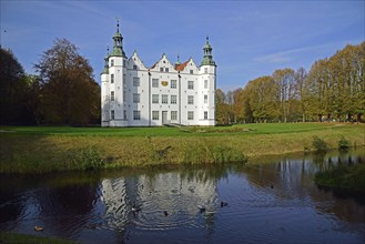 Europe, Germany, Schleswig-Holstein, Ahrensburg, moated castle Ahrensburg, autumn, front facade,