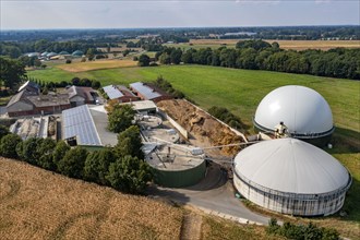 Biogas plant, gas storage, with dome, fermenter tanks for the fermentation process, use of solid