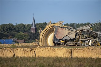 Opencast lignite mine Garzweiler II, bucket wheel excavator during excavation, at the edge of the