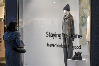 Shop window in the city centre, shopping street Westenhellweg, shopping street, pedestrian zone,