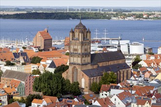 Old town Stralsund, St.Jakobi church, behind it the Ozeaneum, 12.09.2016