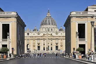 Tourists walking towards the cathedral, St Peter, St Peter's Basilica, Vatican palaces, St Peter's