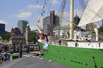 Europe, Germany, Hamburg, Elbe, Museum harbour, Windjammer Rickmer Rickmers, View to Baumwall and