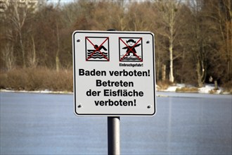 Warning sign: No walking on the ice