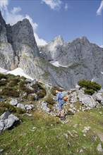 Mountaineers on a hiking trail, descent from the Maukspitze, rocky mountain peaks with Maukspitze