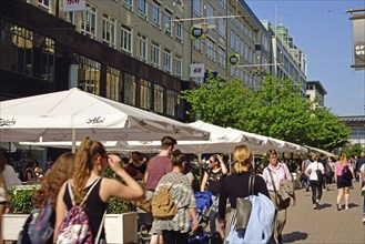 Germany, Hamburg, City, Spitalerstraße, shops, street cafe, main shopping street, passers-by in