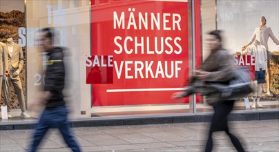 Shop window of a clothing shop, clearance sale, sale, slogan Männer Schluß Verkauf, on