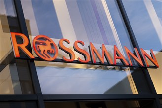 Rossmann, facade with sign and logo, illuminated, Essen, Ruhr area, North Rhine-Westphalia,