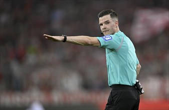 Referee Referee Harm Osmers, gesture, gesture, German Classico FC Bayern Munich FCB vs. Borussia