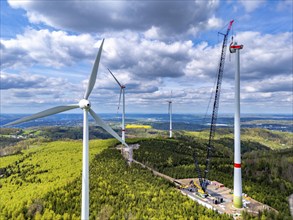 Erection of a wind turbine, wind energy plant, assembly of the ring generator, with a crawler