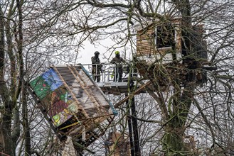 2nd day of the clearing of the hamlet Lützerath, by the police, of tree houses and huts, of climate