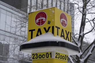 Winter in the city, snow-covered taxi call pillar, Gallusanlage, Frankfurt am Main, Hesse, Germany,