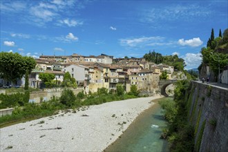 Vaison-la-Romaine. Les Baronnies. The Ouveze river at the foot of the town. Vaucluse.