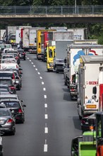 Traffic jam on the A40 motorway, near Mülheim-Winkhausen, in the direction of Duisburg, after an